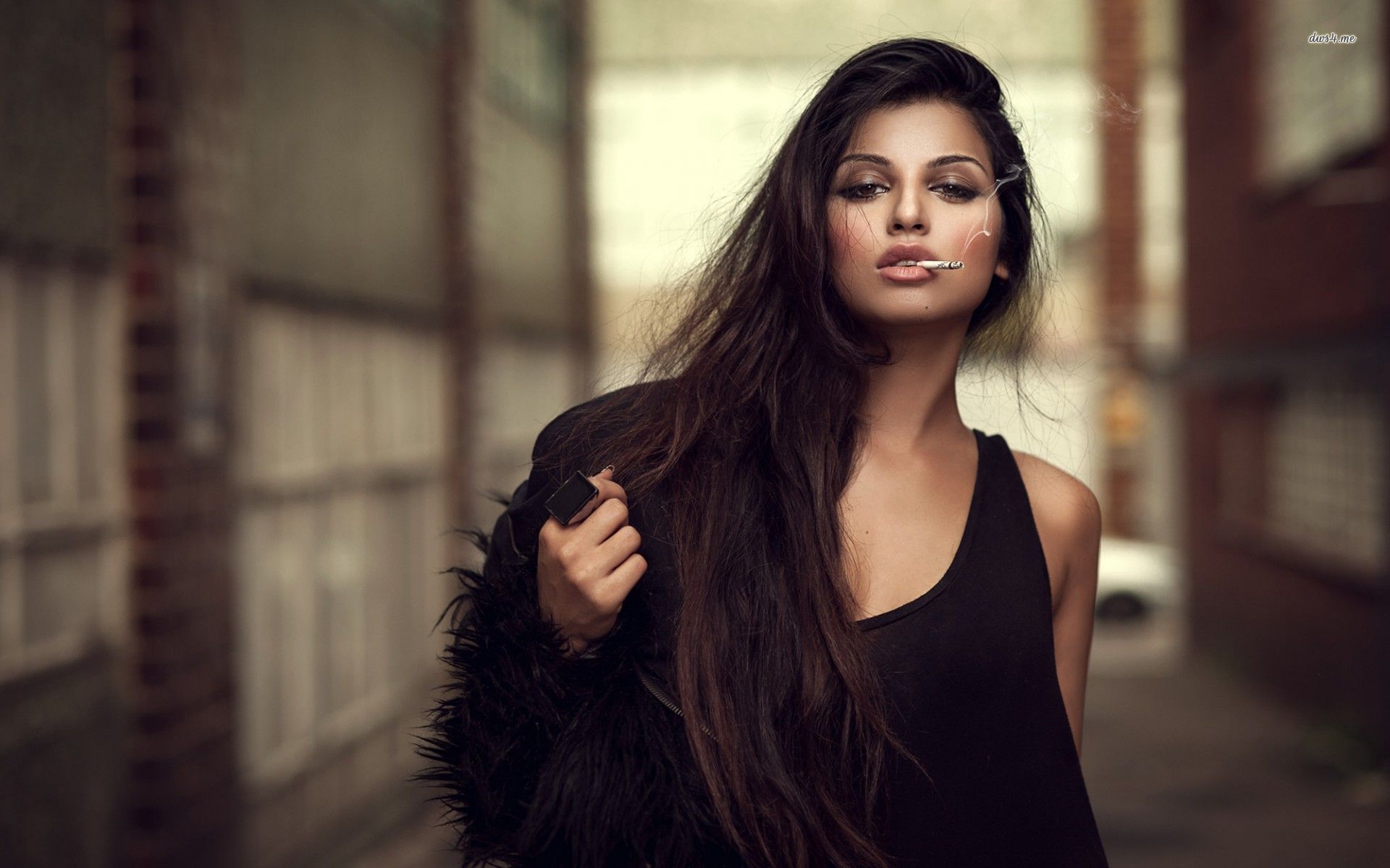 A playful frame from Sassy girls — online in Fortaleza