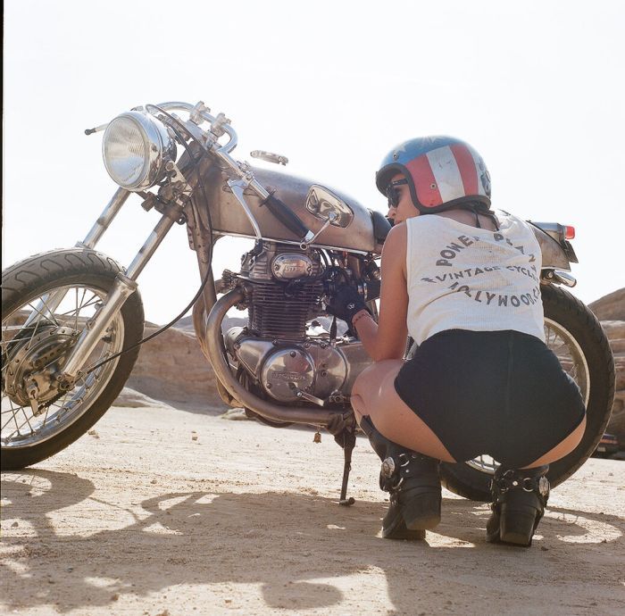A playful frame from Girls on a motorcycle — online in Fortaleza