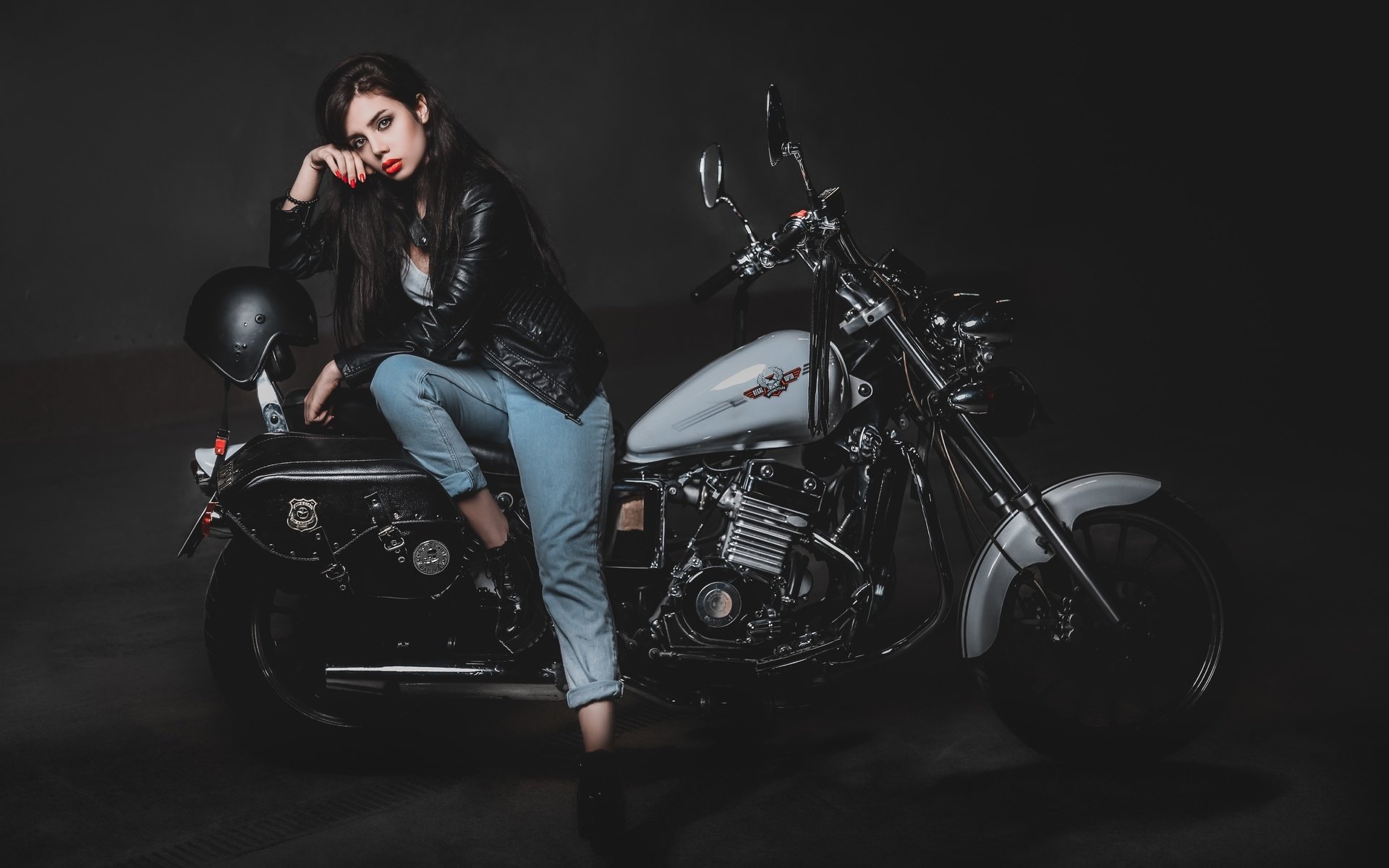 Biker girls: style and drive brings the glow — live moments in Fortaleza