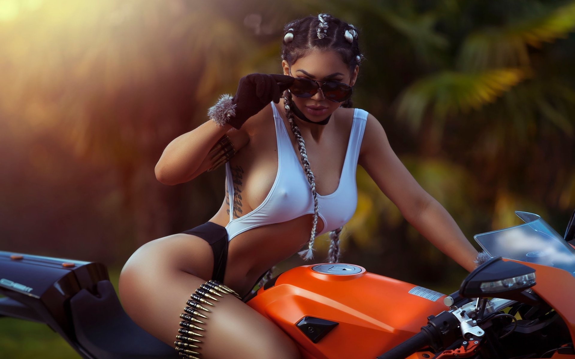 Take a pause and enjoy Girls with tattoos and motorcycles — streaming from Fortaleza