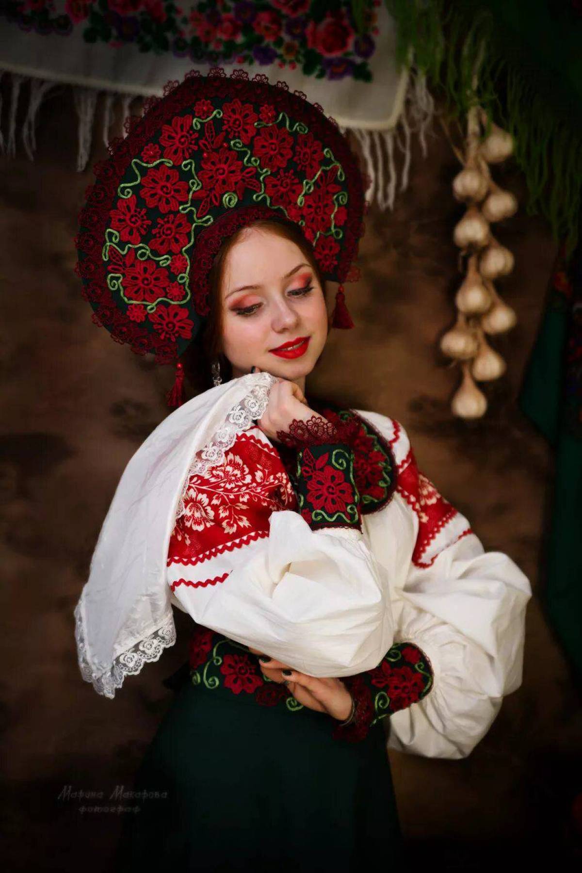 Take a pause and enjoy Women in Slavic costumes — streaming from Fortaleza