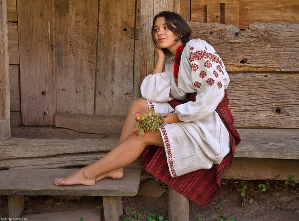 Fresh photos, fresh mood — Women in Slavic costumes online in Fortaleza