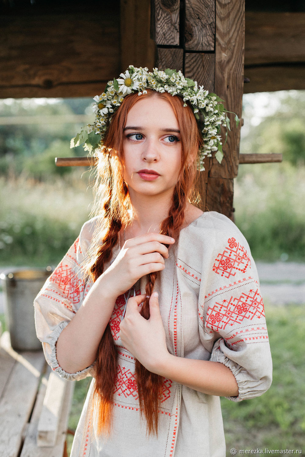 A playful frame from Girls in Slavic costumes — online in Fortaleza
